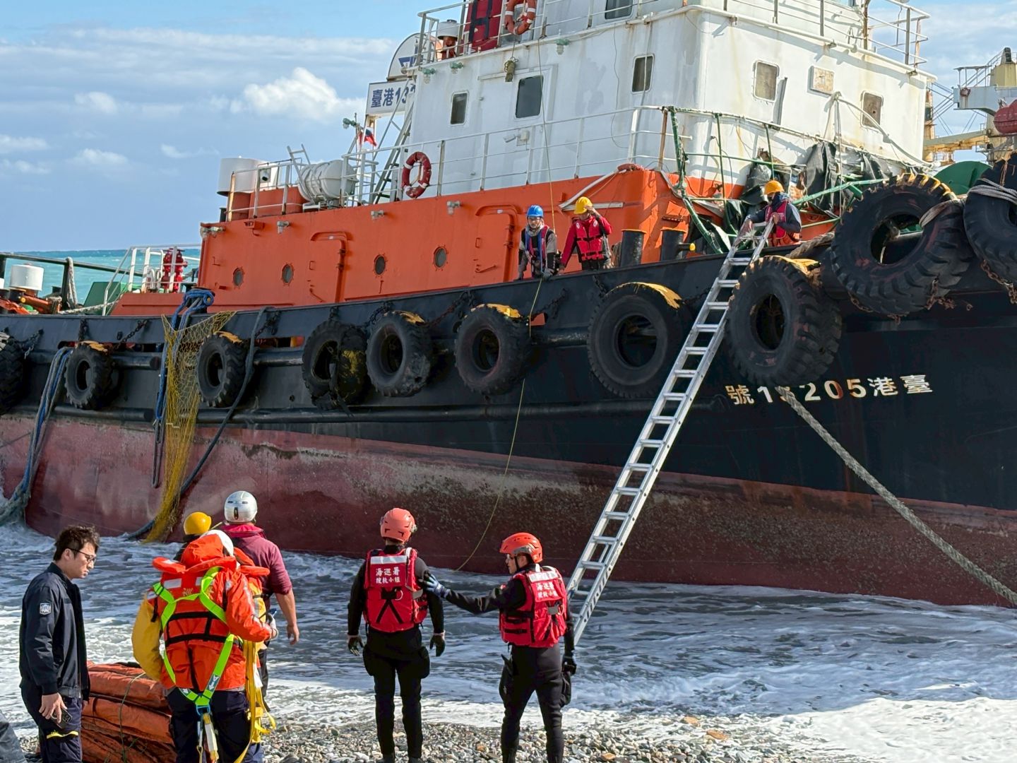 貨輪安全完成脫淺進港　海巡全程戒護無油外洩缩略图