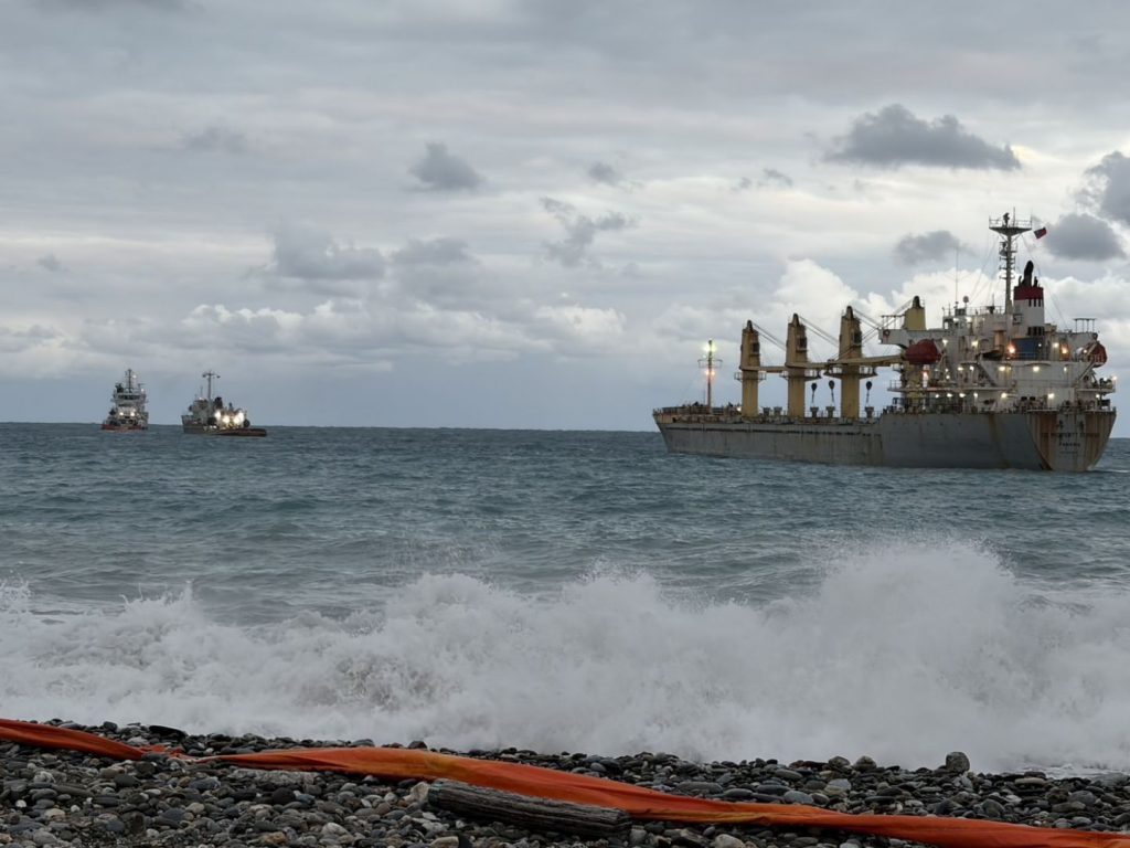 貨輪安全完成脫淺進港　海巡全程戒護無油外洩插图1