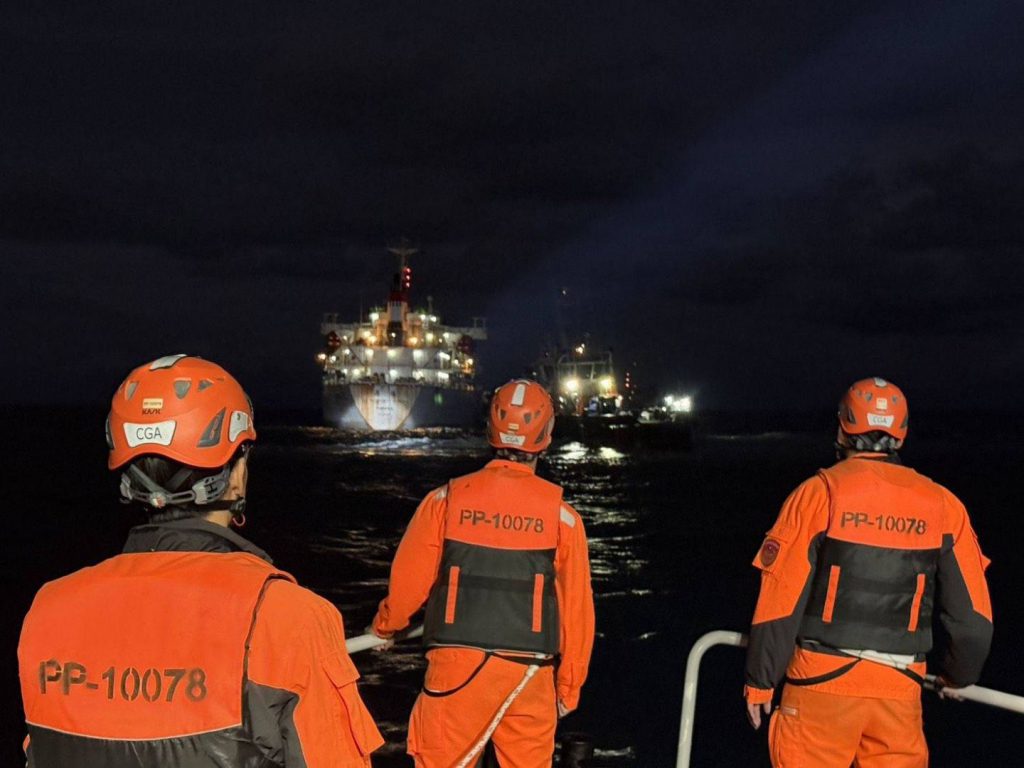 貨輪安全完成脫淺進港　海巡全程戒護無油外洩插图2