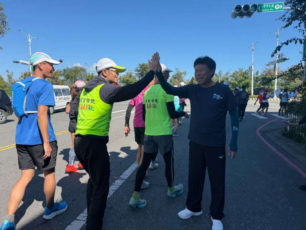 盲人環臺為公益而跑抵達臺東　市長陳銘風陪跑支持公益行動插图
