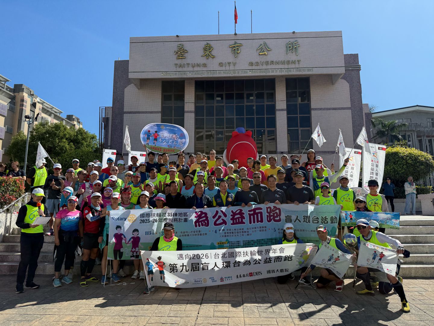 盲人環臺為公益而跑抵達臺東　市長陳銘風陪跑支持公益行動