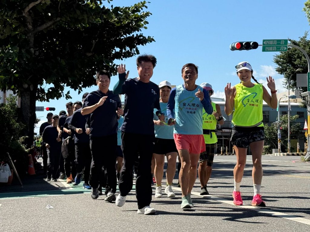 盲人環臺為公益而跑抵達臺東　市長陳銘風陪跑支持公益行動插图3