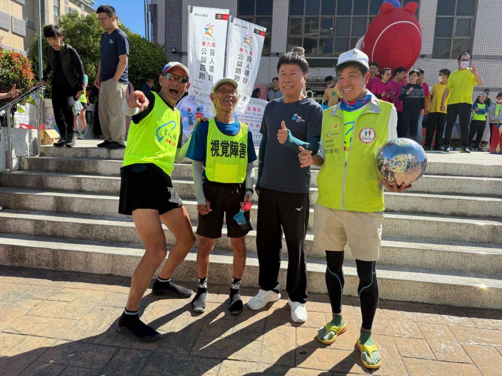 盲人環臺為公益而跑抵達臺東　市長陳銘風陪跑支持公益行動插图2