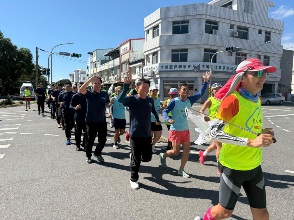 盲人環臺為公益而跑抵達臺東　市長陳銘風陪跑支持公益行動插图4