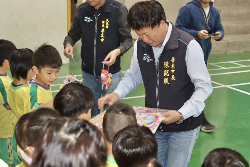 臺東市長陳銘風校園分送元宵小提燈　歡笑與節氣氛圍滿校園插图1