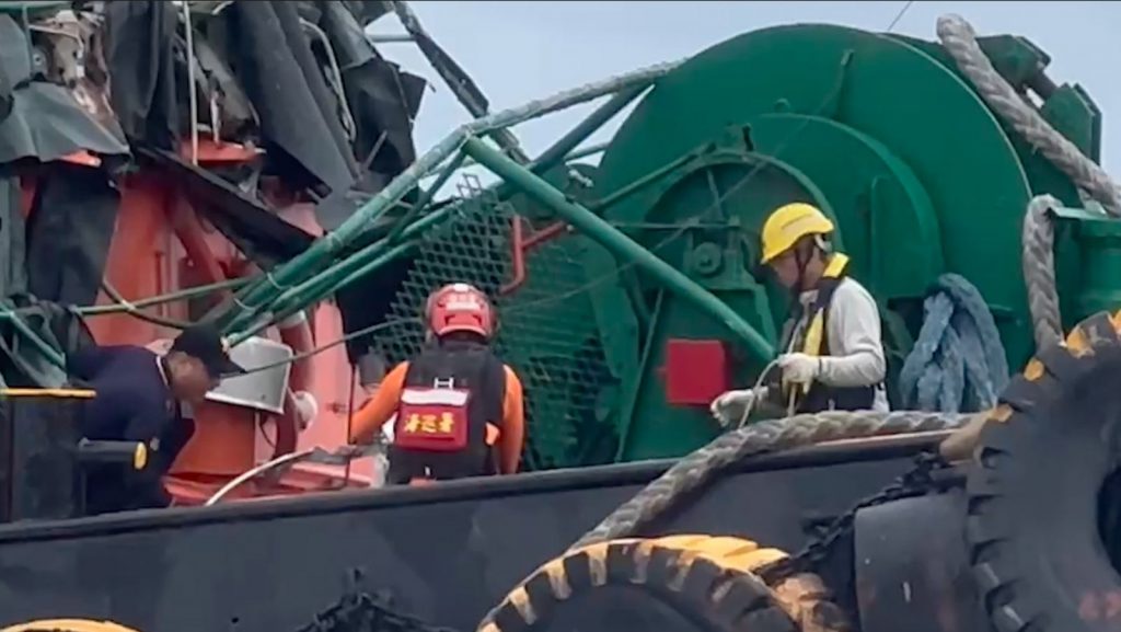 貨輪花蓮溪口失能及拖船坐灘    海巡署即刻救援5人脫險插图1