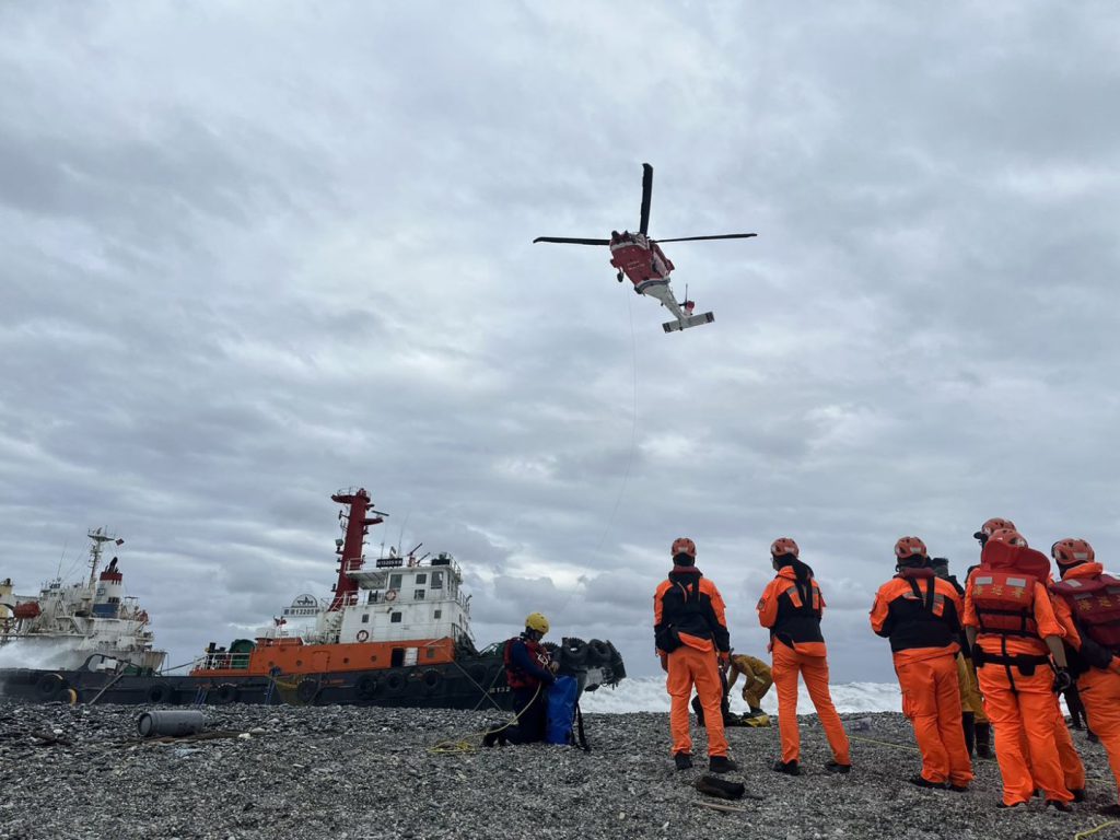 貨輪花蓮溪口失能及拖船坐灘    海巡署即刻救援5人脫險插图