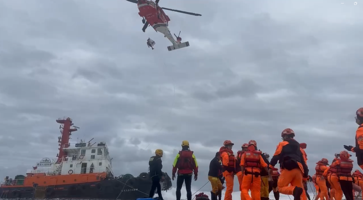 貨輪花蓮溪口失能及拖船坐灘    海巡署即刻救援5人脫險缩略图