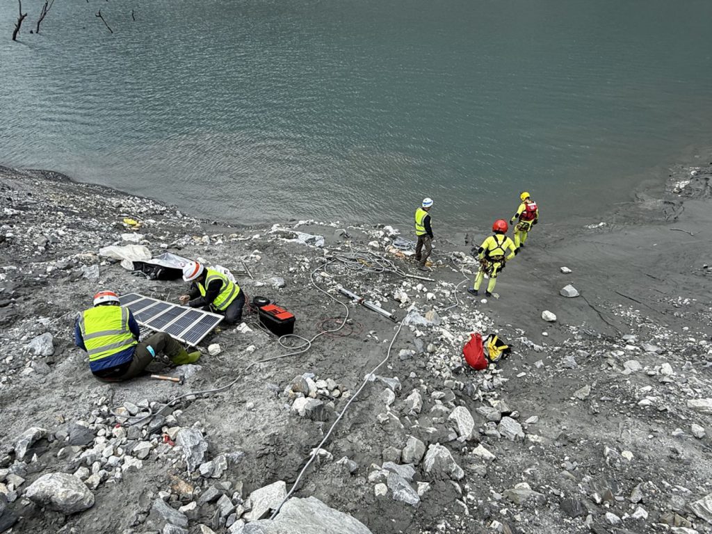 馬太鞍溪堰塞湖水位監測不中斷　水位計成功回收新設並持續降挖作業插图1