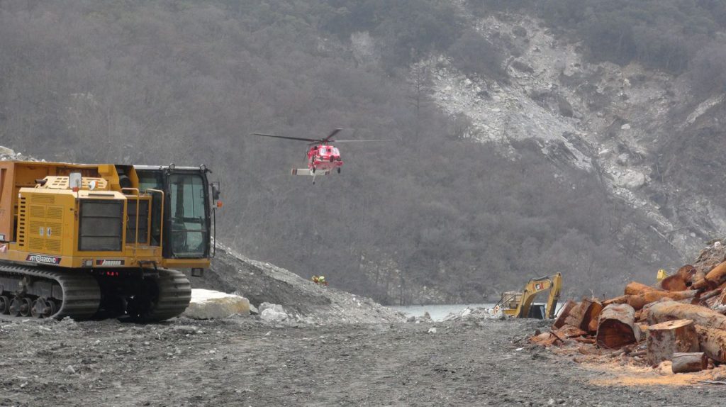 馬太鞍溪堰塞湖水位監測不中斷　水位計成功回收新設並持續降挖作業插图2