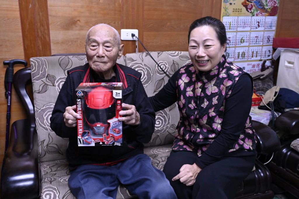 春節將至 縣長徐榛蔚暖心探訪 關懷退休人瑞插图