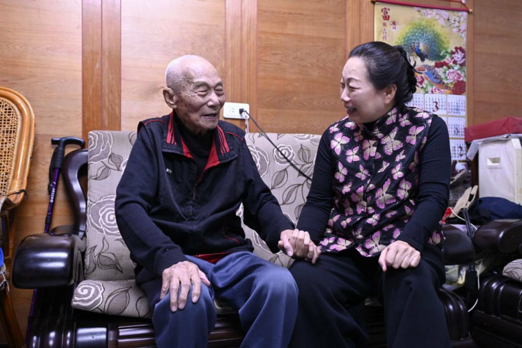 春節將至 縣長徐榛蔚暖心探訪 關懷退休人瑞插图1