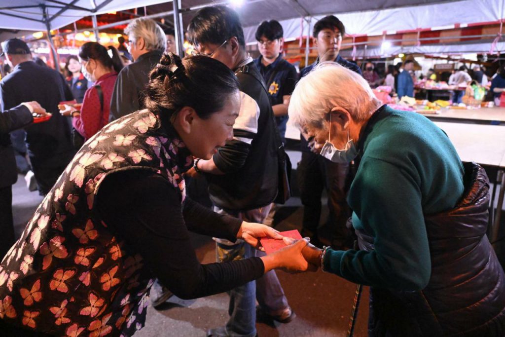 新城鄉嘉里保安宮歡慶天公生  縣長徐榛蔚、立委傅崐萁發送馬年開運福袋插图