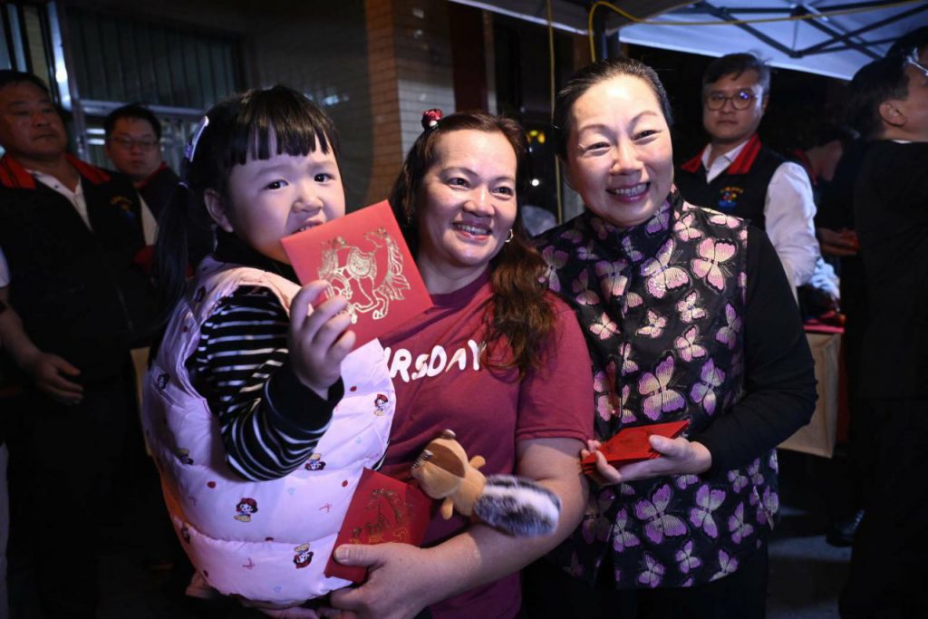 新城鄉嘉里保安宮歡慶天公生  縣長徐榛蔚、立委傅崐萁發送馬年開運福袋插图2