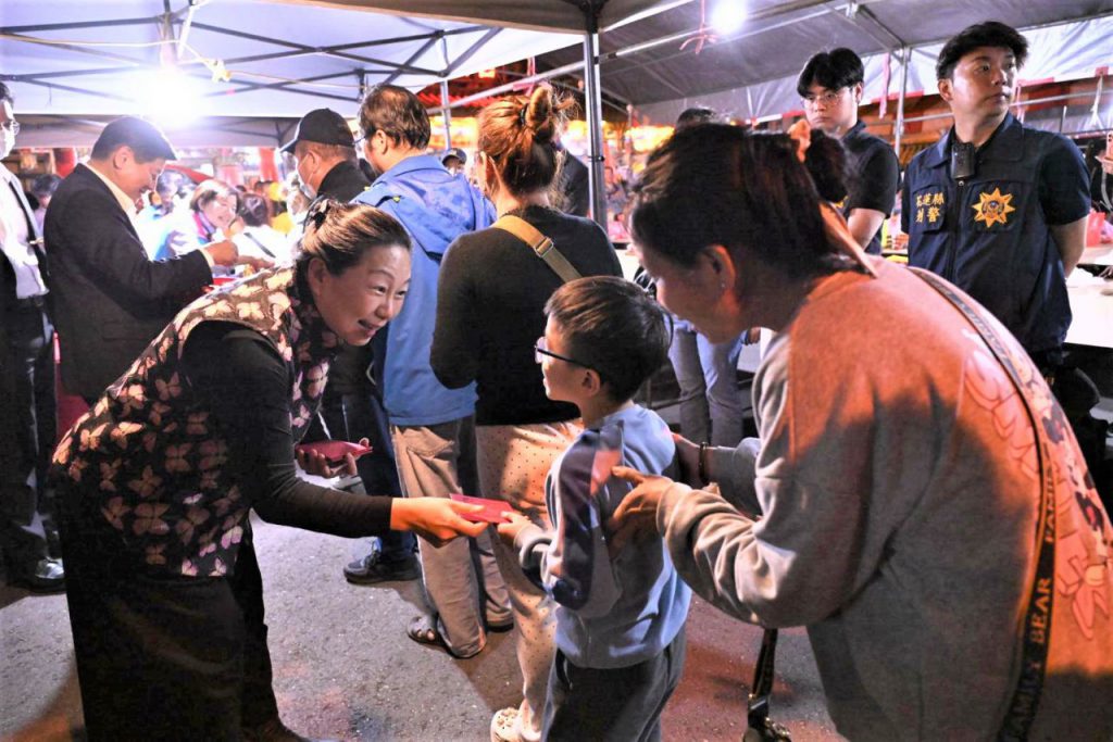 新城鄉嘉里保安宮歡慶天公生  縣長徐榛蔚、立委傅崐萁發送馬年開運福袋插图1