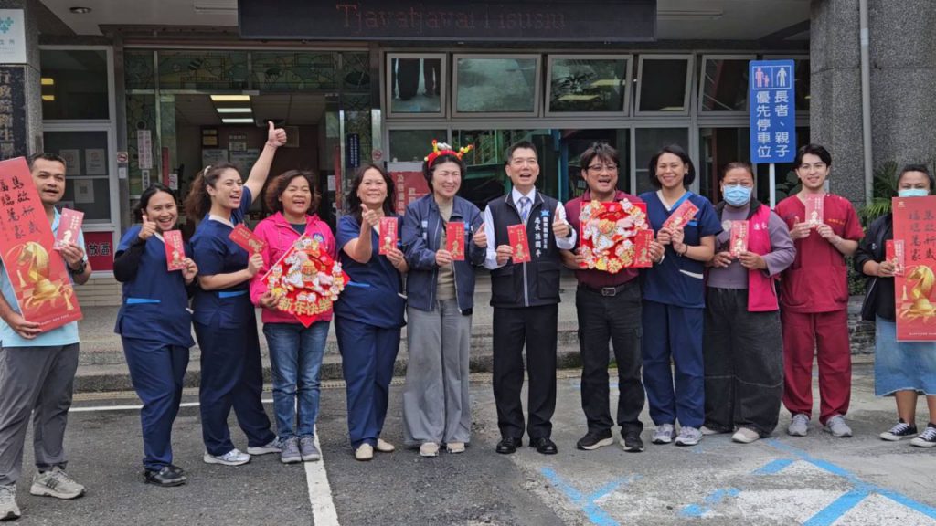 春節將至 縣長饒慶鈴縣長走訪南迴線各機關 送上祝福與數位紅包插图 春節將至 縣長饒慶鈴縣長走訪南迴線各機關 送上祝福與數位紅包插图