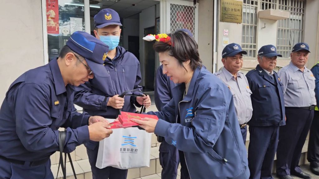 春節將至 縣長饒慶鈴縣長走訪南迴線各機關 送上祝福與數位紅包插图3 春節將至 縣長饒慶鈴縣長走訪南迴線各機關 送上祝福與數位紅包插图3