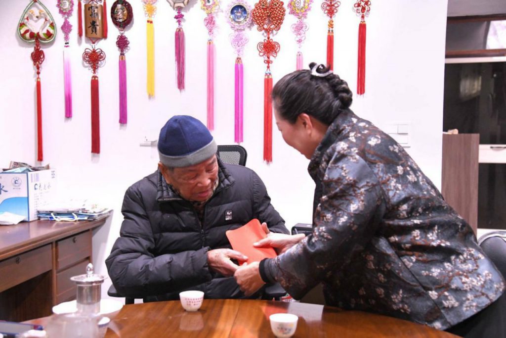 情牽百歲 縣長徐榛蔚暖心探訪與退休人瑞閒話家常插图1 情牽百歲 縣長徐榛蔚暖心探訪與退休人瑞閒話家常插图1