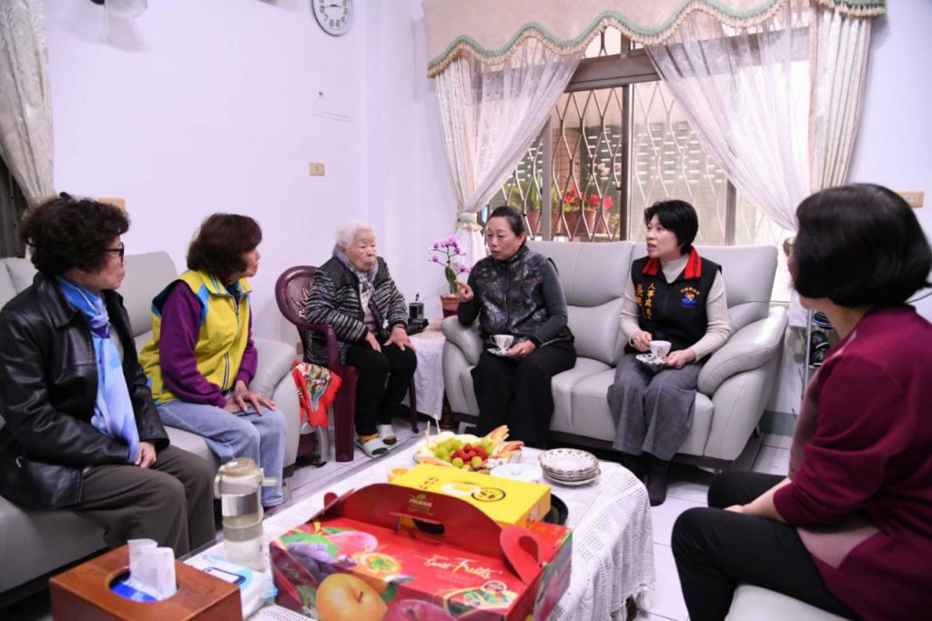 情牽百歲 縣長徐榛蔚暖心探訪與退休人瑞閒話家常插图 情牽百歲 縣長徐榛蔚暖心探訪與退休人瑞閒話家常插图