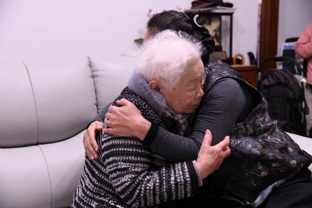 情牽百歲 縣長徐榛蔚暖心探訪與退休人瑞閒話家常插图2 情牽百歲 縣長徐榛蔚暖心探訪與退休人瑞閒話家常插图2