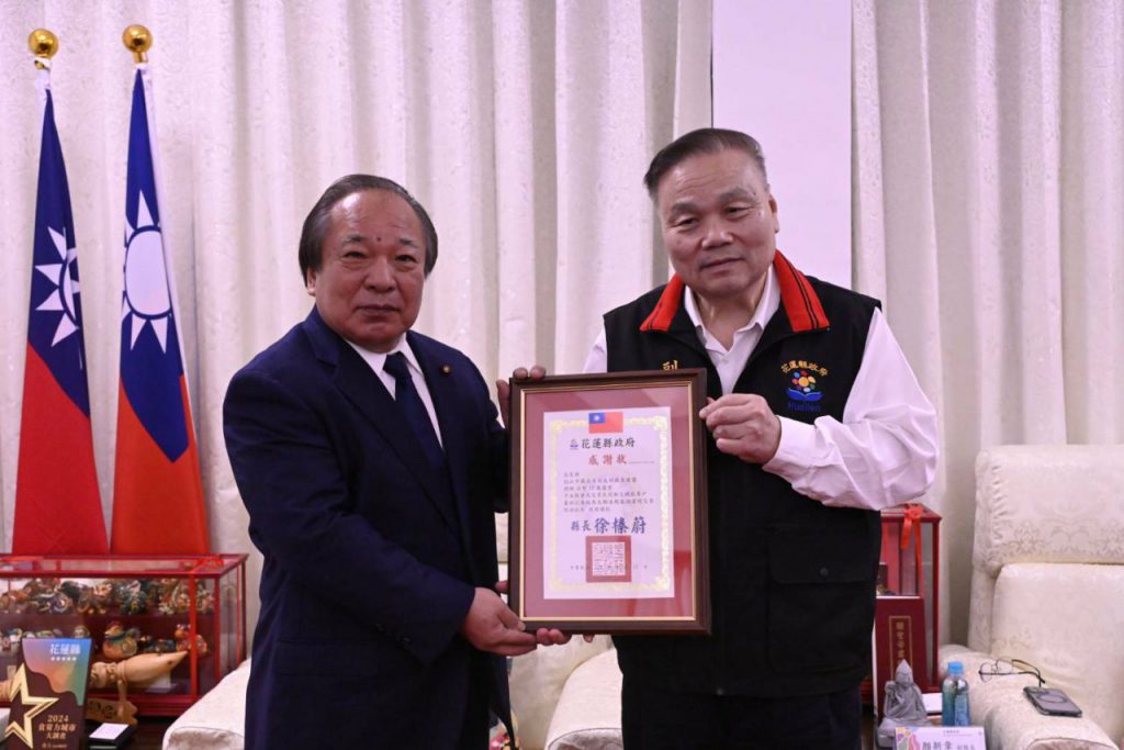 日本狛江市議會日台友好議員聯盟會長栗山欽行  募資來花慰問洪災插图