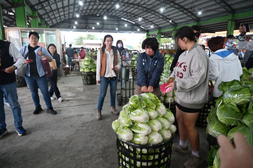清晨至果菜市場拜年    縣長饒慶鈴向攤商與民眾祝賀馬啟新歲插图2
