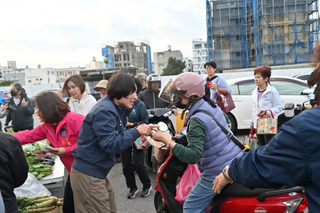 清晨至果菜市場拜年    縣長饒慶鈴向攤商與民眾祝賀馬啟新歲插图