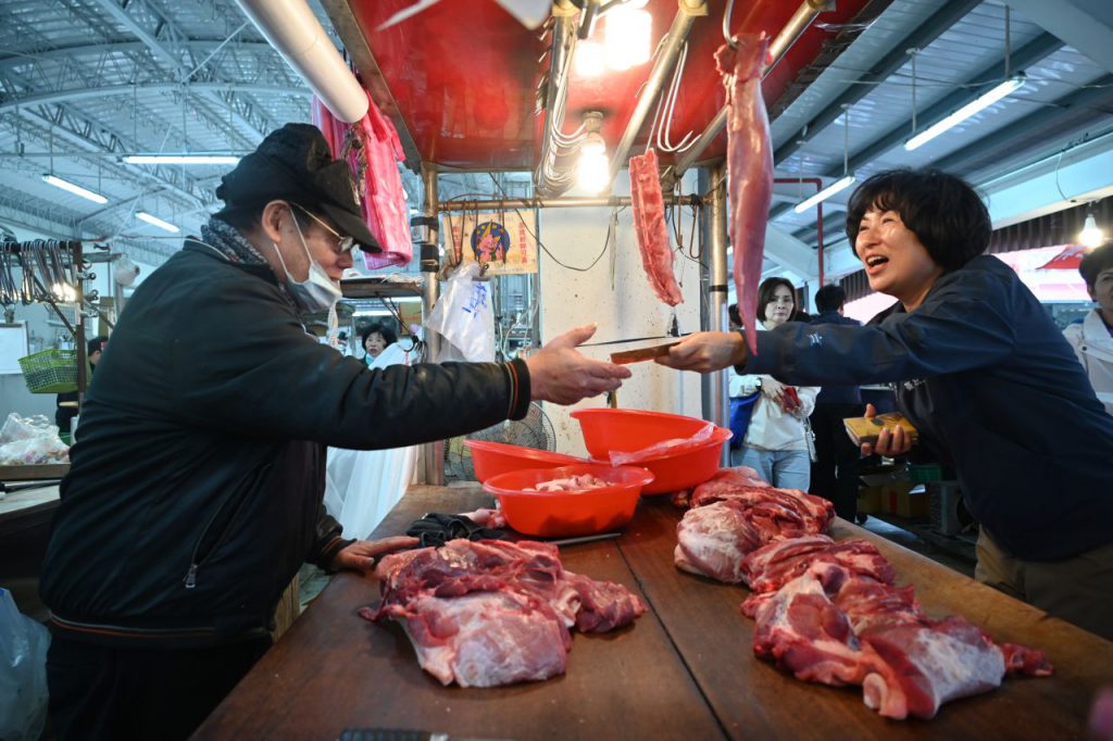 清晨至果菜市場拜年    縣長饒慶鈴向攤商與民眾祝賀馬啟新歲插图1