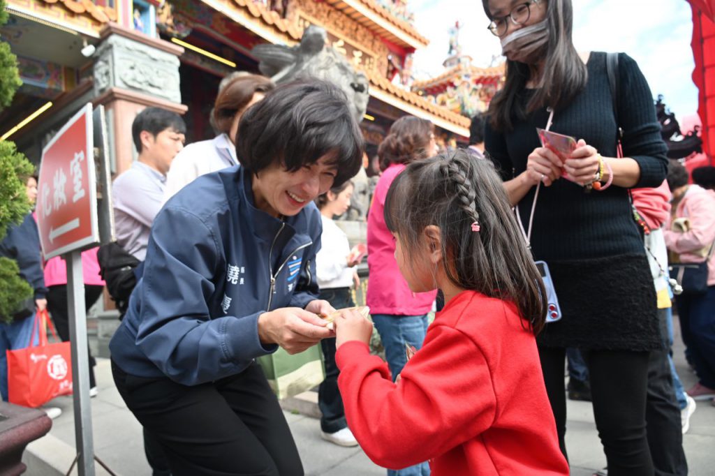 縣長饒慶鈴初一天后宮賀歲發紅包 邀民眾春遊臺東自然山海插图 縣長饒慶鈴初一天后宮賀歲發紅包 邀民眾春遊臺東自然山海插图