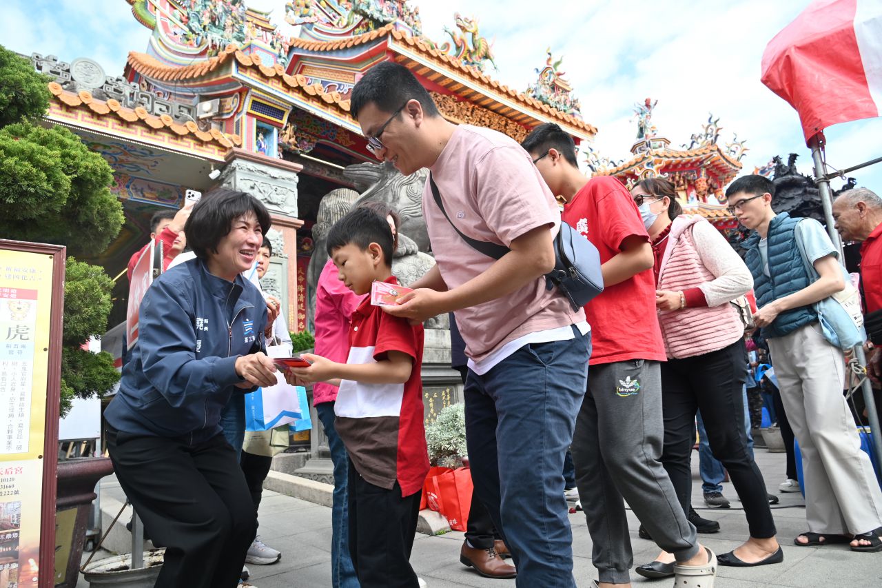 縣長饒慶鈴初一天后宮賀歲發紅包    邀民眾春遊臺東自然山海缩略图