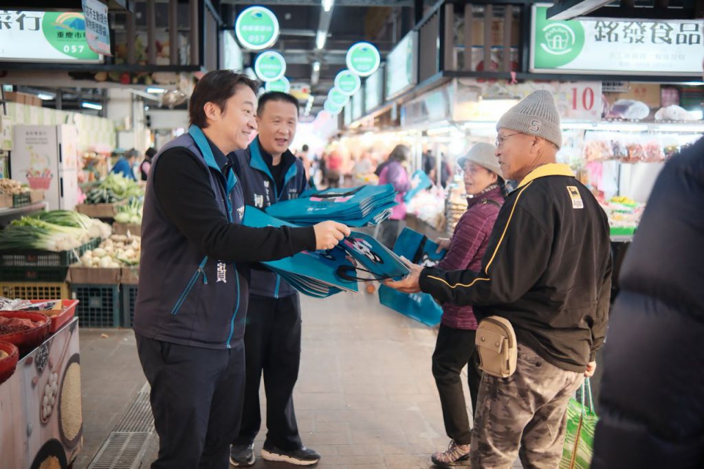 市長魏嘉彥春節前夕走訪市場拜早年　發送春聯年味濃插图1