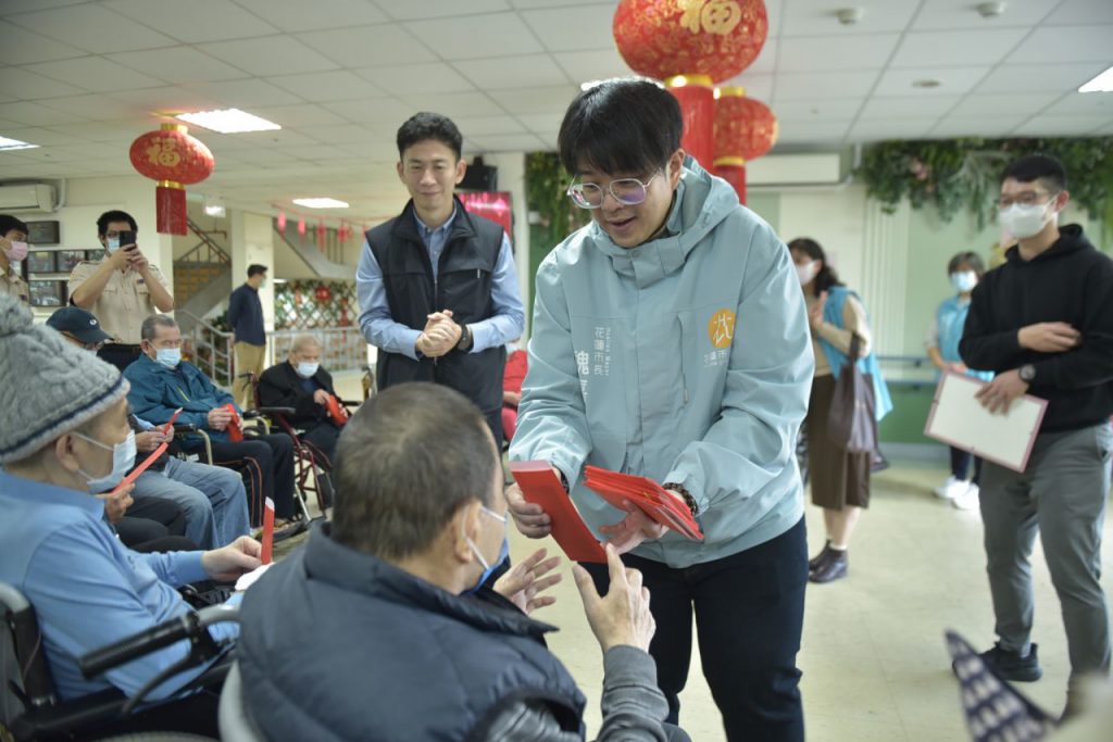 歲末年終關懷長者   市長魏嘉彥東區老人之家致贈春節禮金插图1
