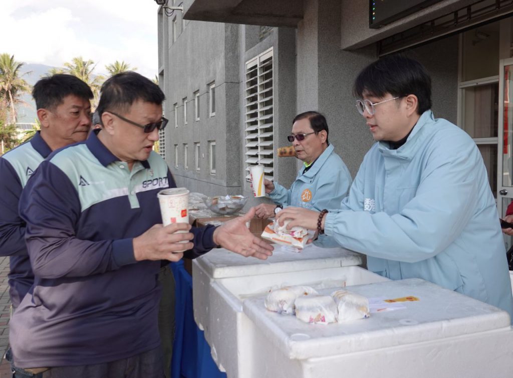 花蓮市清潔隊大年初四開工　市長送紅包感謝辛勞 企業暖心贈150份麥當勞早餐插图1