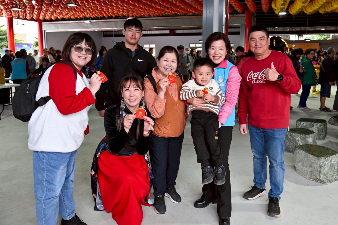 吉安鄉長游淑貞年初一縣內宮廟祈福拜年    發送馬年金幣共祈幸福安康缩略图