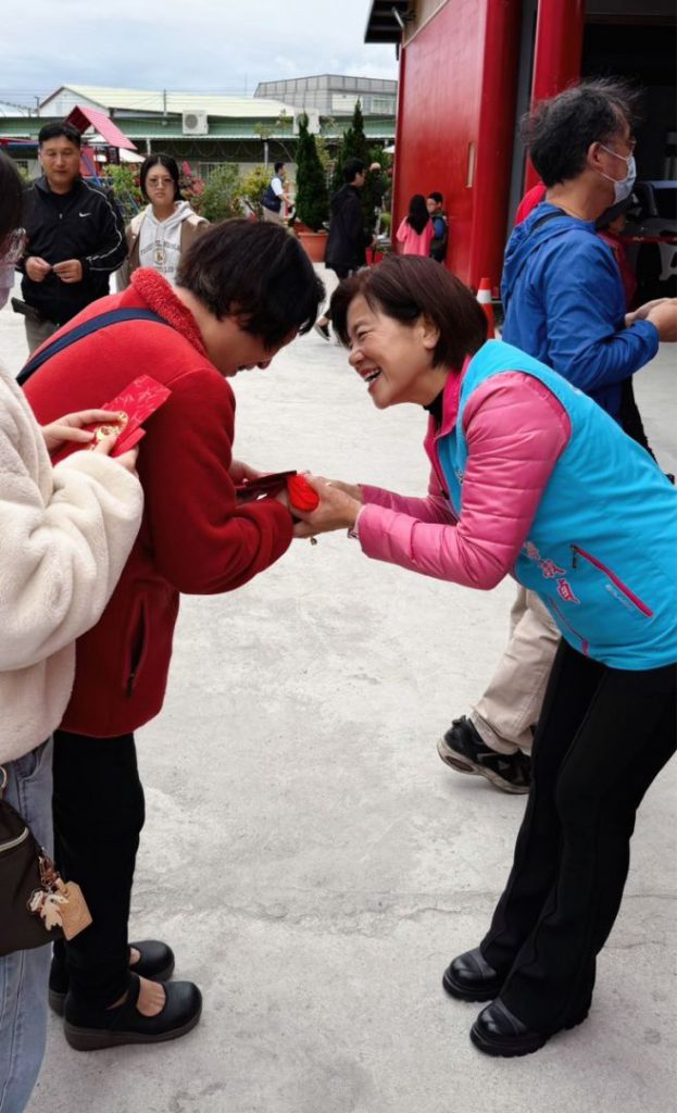 吉安鄉長游淑貞年初一縣內宮廟祈福拜年    發送馬年金幣共祈幸福安康插图1