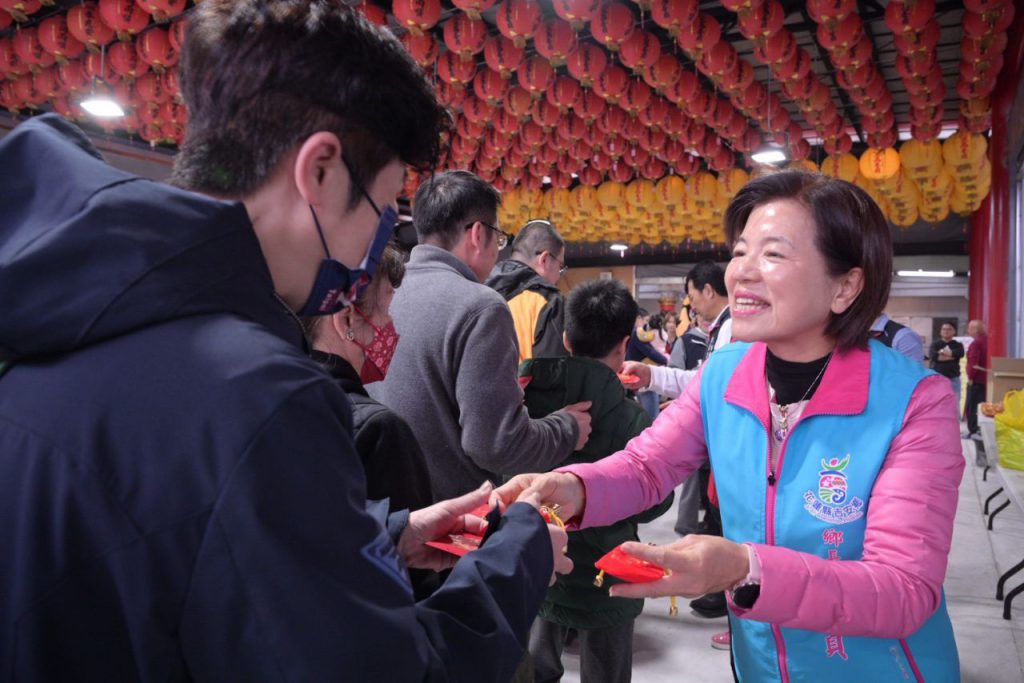 吉安鄉長游淑貞年初一縣內宮廟祈福拜年    發送馬年金幣共祈幸福安康插图2