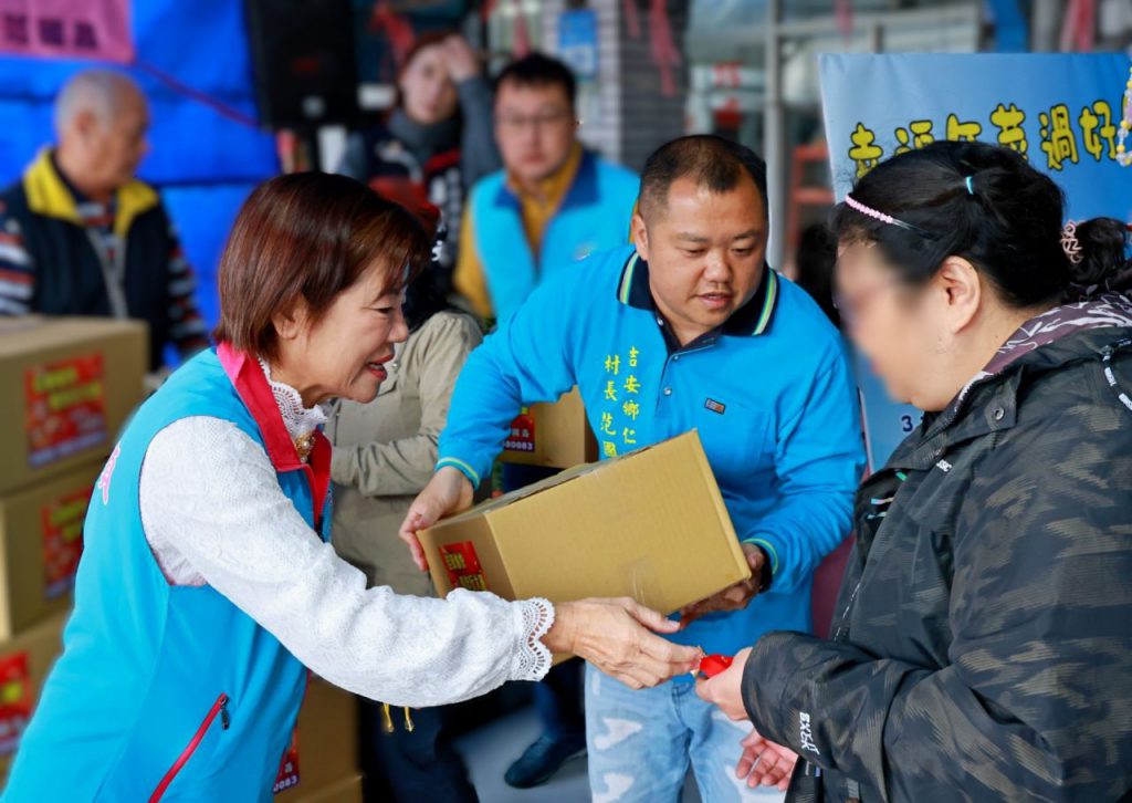 吉安鄉長游淑貞、仁里村長范國昌 鏈結24社企與個人 辦「愛心年菜發放暨寫春聯活動」插图2 吉安鄉長游淑貞、仁里村長范國昌 鏈結24社企與個人 辦「愛心年菜發放暨寫春聯活動」插图2