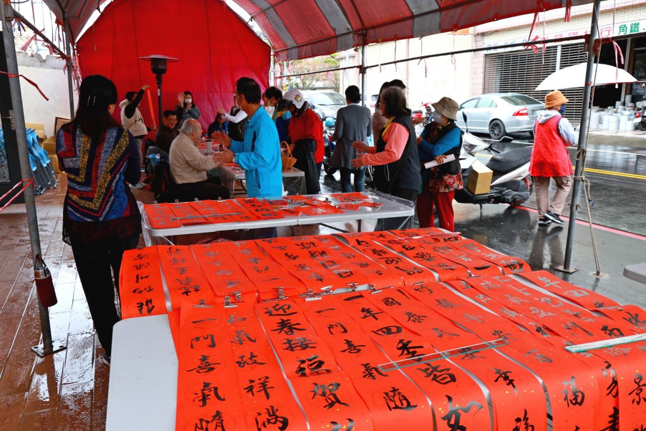 吉安鄉長游淑貞、仁里村長范國昌    鏈結24社企與個人  辦「愛心年菜發放暨寫春聯活動」缩略图