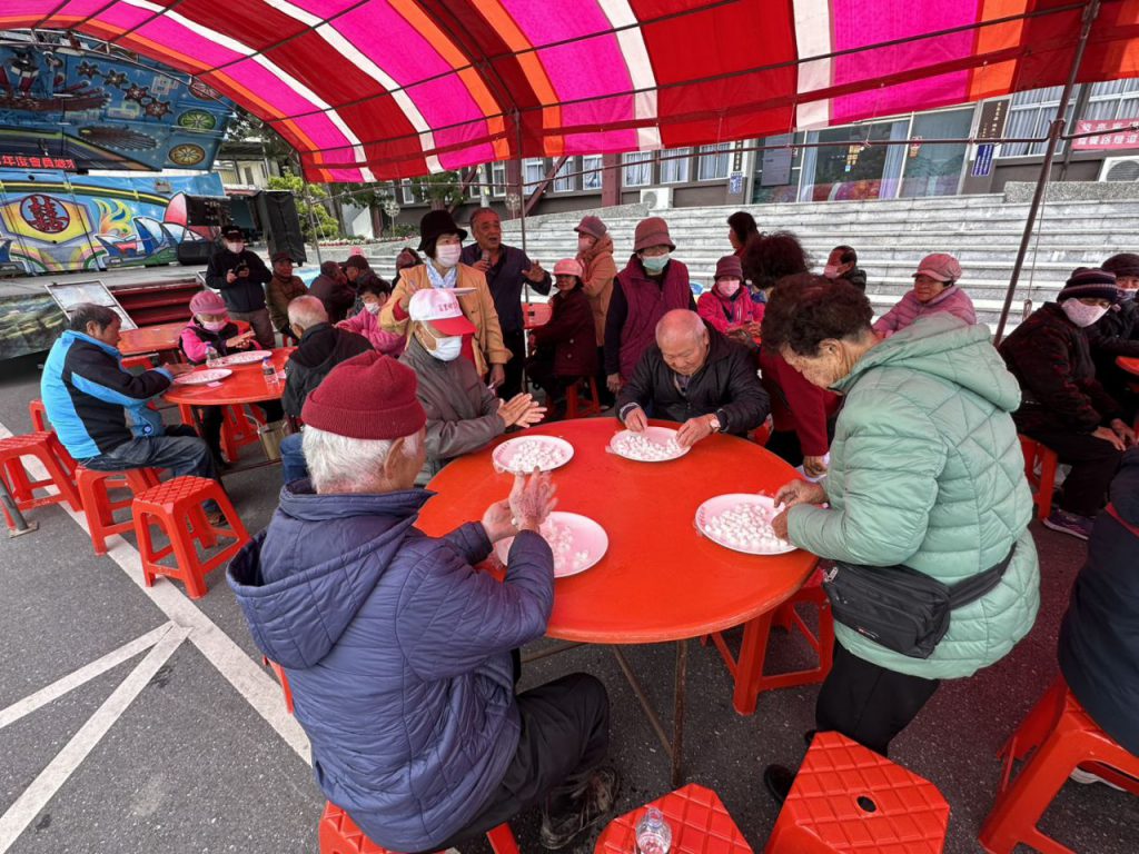 手心搓出幸福感 富里鄉「歲末慶團圓-長者搓湯圓比賽」歡樂無限請新春插图2 手心搓出幸福感 富里鄉「歲末慶團圓-長者搓湯圓比賽」歡樂無限請新春插图2