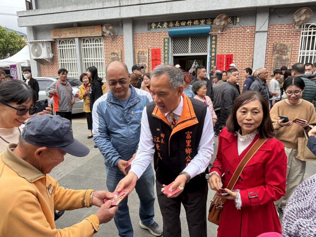 富里鄉長江東成霸年初一    宮廟祈福送福袋插图