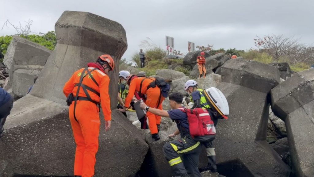 美崙溪口民眾落海   海巡會同衝浪客全力救援   1050時放棄急救插图1