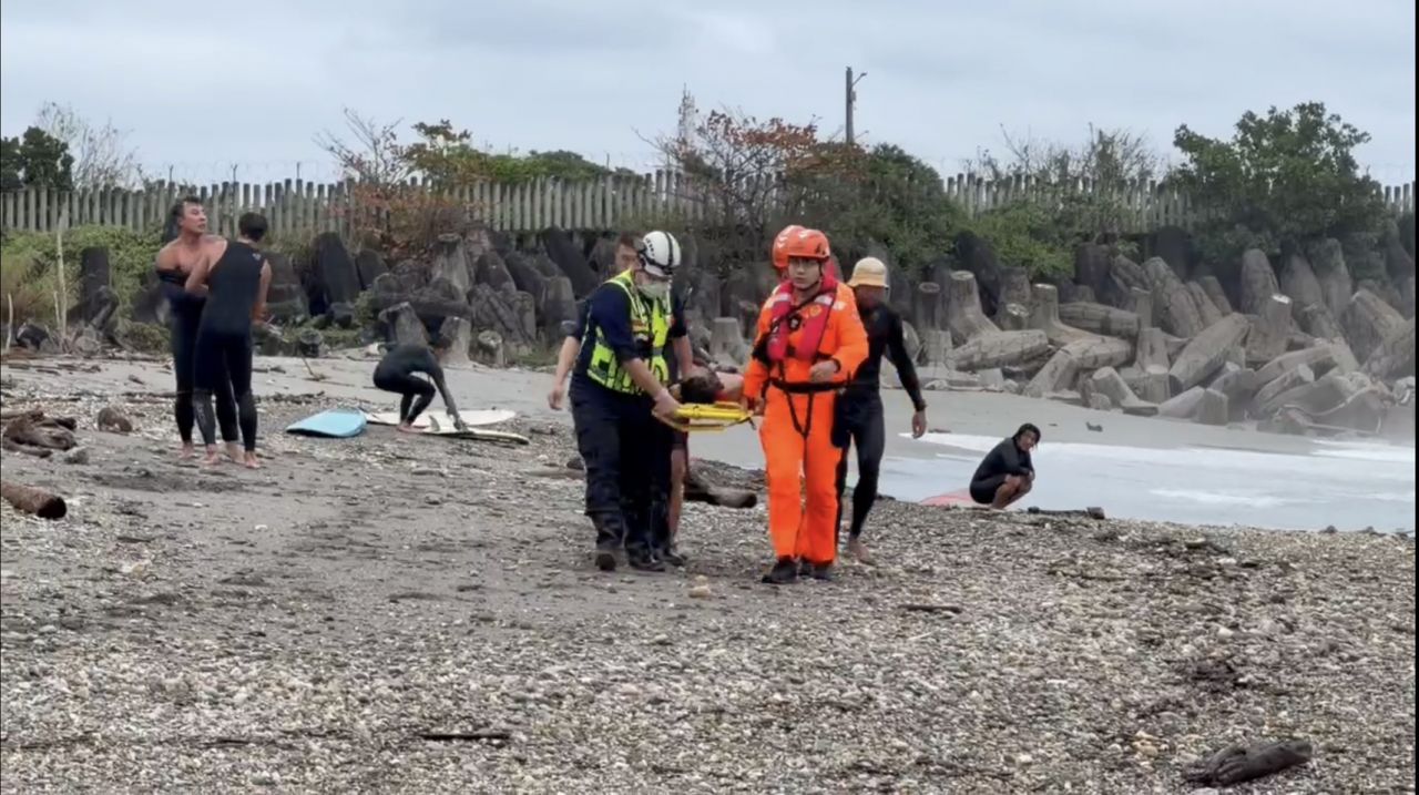 美崙溪口民眾落海   海巡會同衝浪客全力救援   1050時放棄急救缩略图