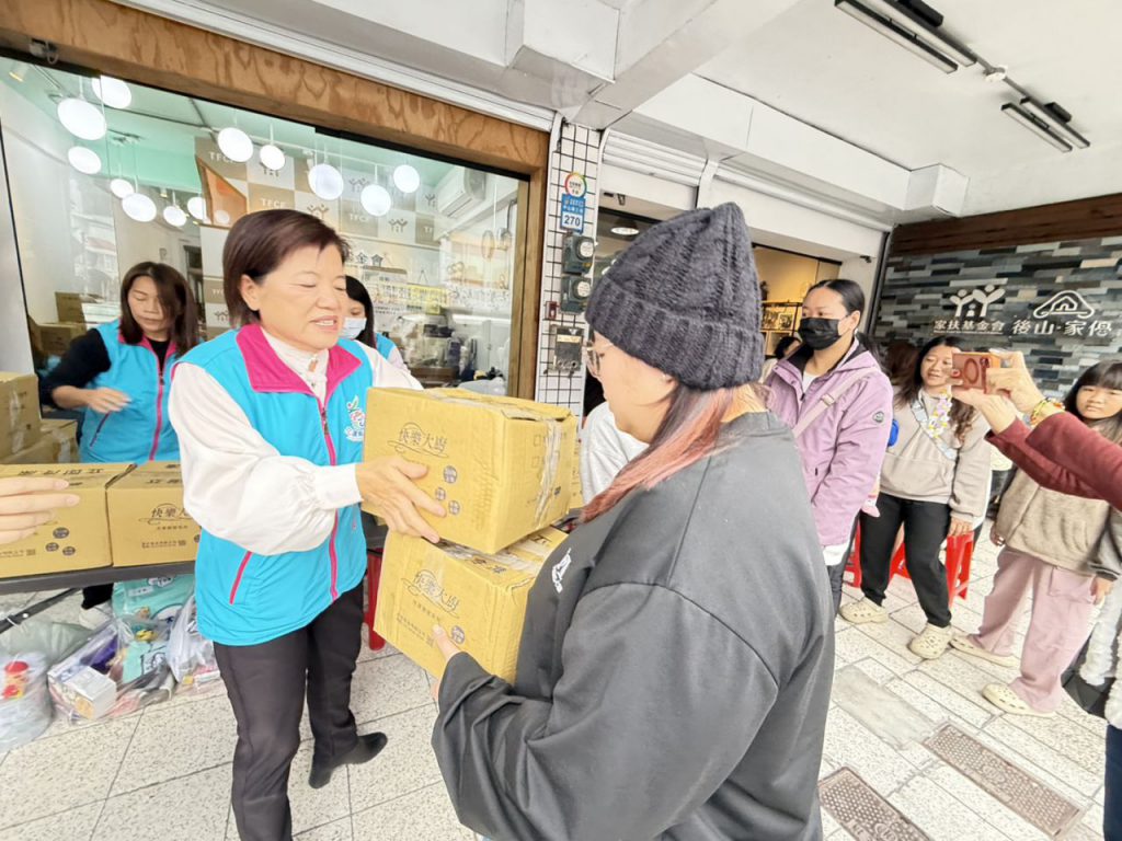 鄉長游淑貞    家扶吉安發年菜    溫馨關懷逾200家戶  讓愛在吉安鄉蔓延插图3