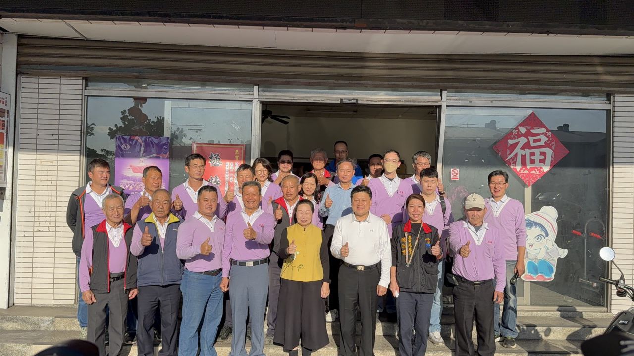 縣長徐榛蔚視察花蓮縣蔬菜運銷合作社    向鄉親拜早年缩略图