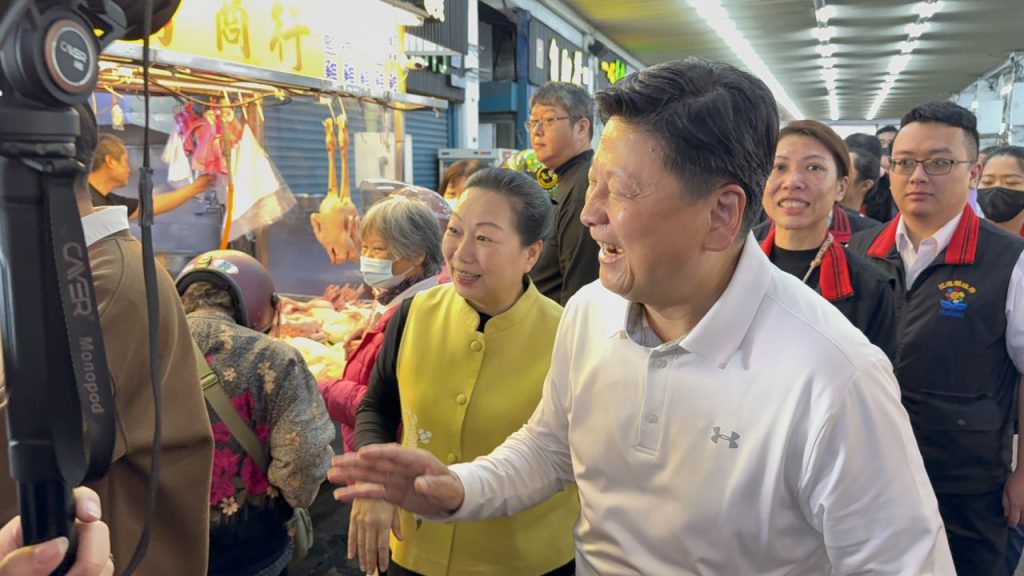 縣長徐榛蔚視察花蓮縣蔬菜運銷合作社    向鄉親拜早年插图