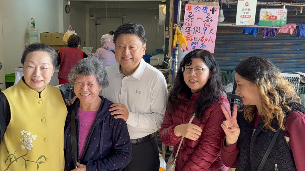 縣長徐榛蔚視察花蓮縣蔬菜運銷合作社    向鄉親拜早年插图1