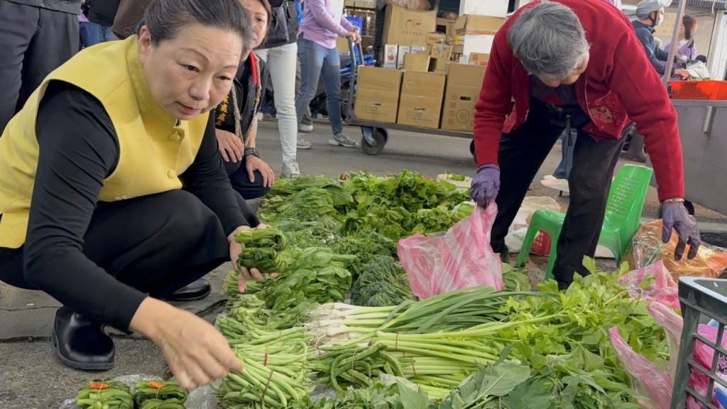 縣長徐榛蔚視察花蓮縣蔬菜運銷合作社    向鄉親拜早年插图2