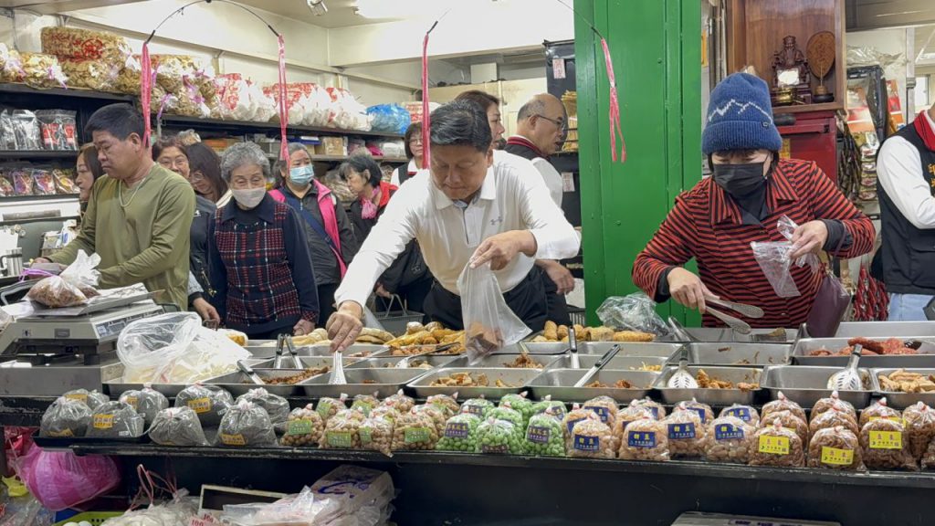 縣長徐榛蔚視察花蓮縣蔬菜運銷合作社    向鄉親拜早年插图3