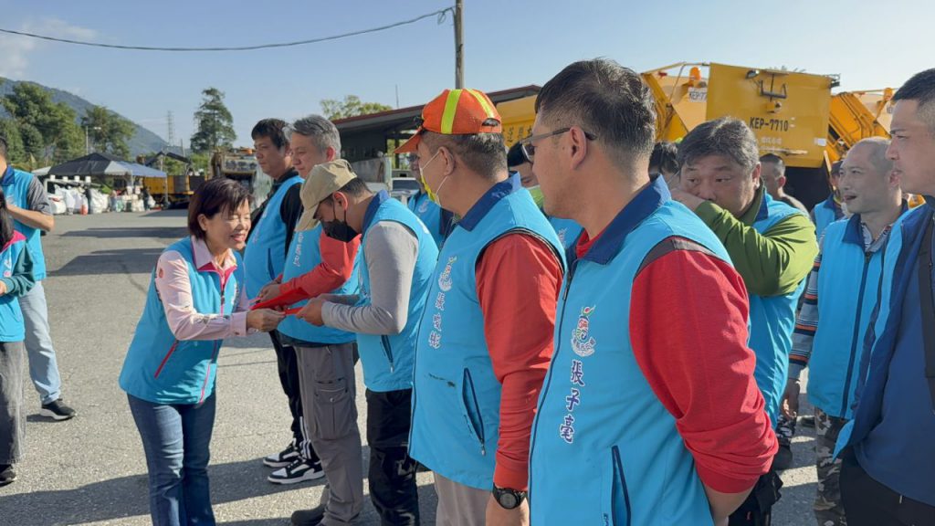 吉安鄉清潔隊初四開工    鄉長游淑貞偕麥當勞董事長慰勞贈開工紅包插图1