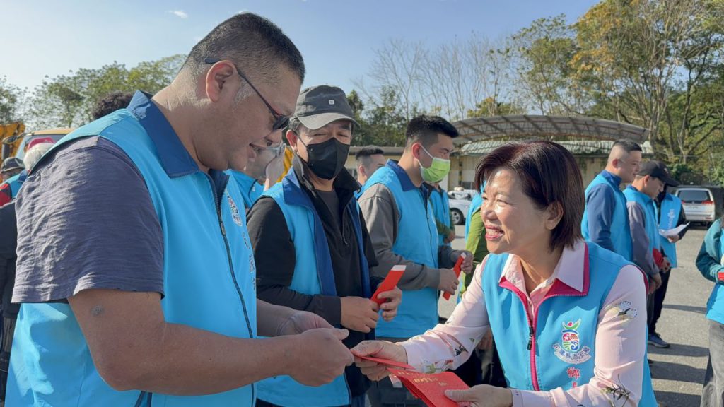 吉安鄉清潔隊初四開工    鄉長游淑貞偕麥當勞董事長慰勞贈開工紅包插图2